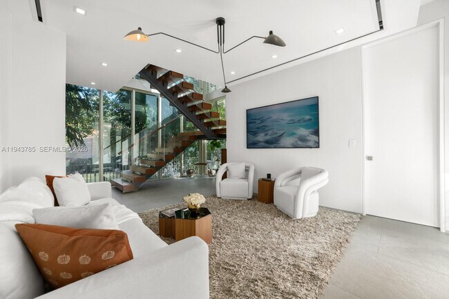 Building Photo - 819 2nd St