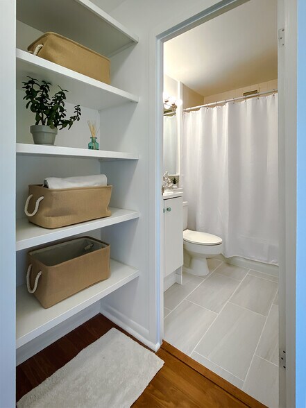 Building Photo - 6171 N Sheridan Rd