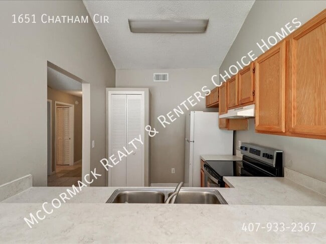 Building Photo - 1651 Chatham Cir