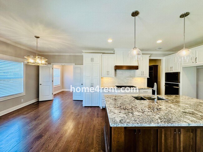 Building Photo - Nearly New Luxury Home in Blue Valley Schools!