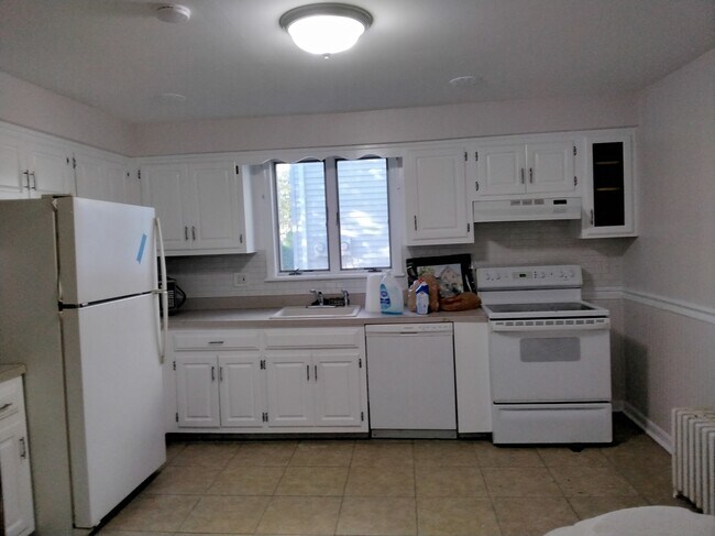 Building Photo - 295 Center St