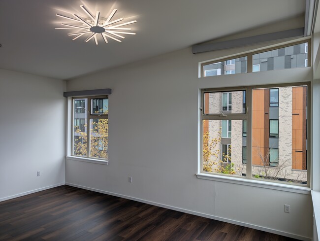 Building Photo - 425 23rd Ave S