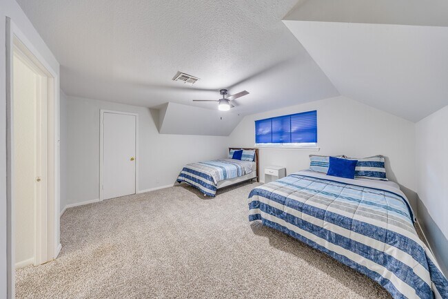 Building Photo - 2519 Lazy Lake Dr