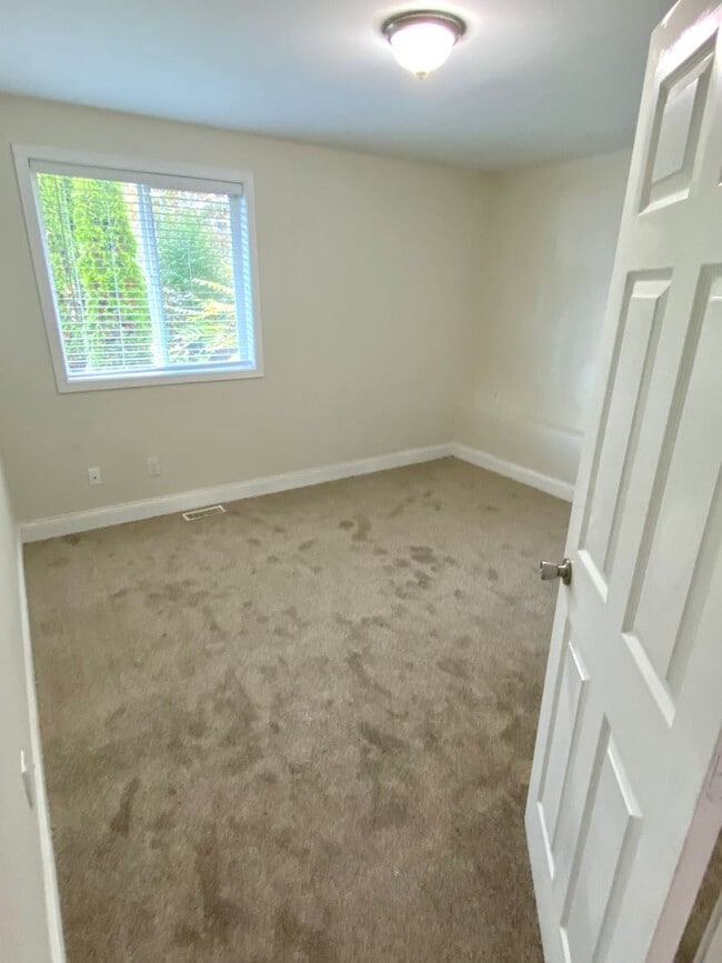 Building Photo - 3 bed/ 2 bath Two Story House overlooking Lake Washington, $3,175/mo