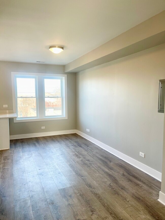 Building Photo - 722 N Austin Blvd