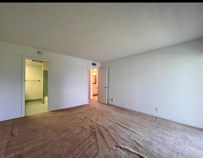Building Photo - 203 Andover E