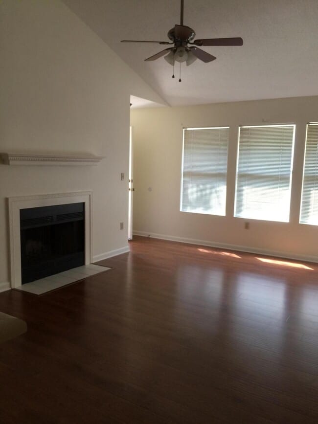 Building Photo - 125 Parkwood Dr