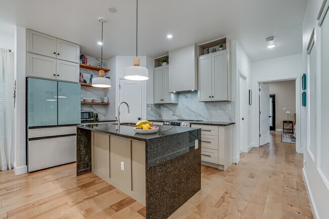 Building Photo - 211 Gibson