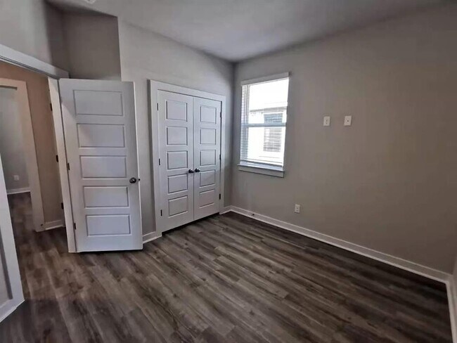 Building Photo - 118 Dedina Dr