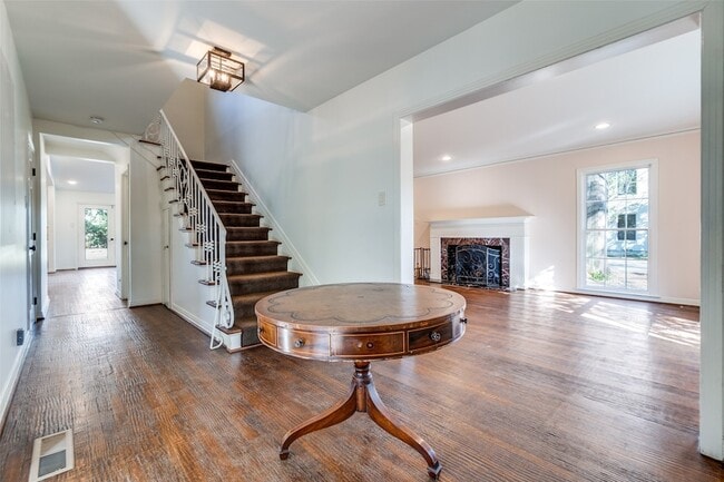 Building Photo - 6255 Deloache Ave