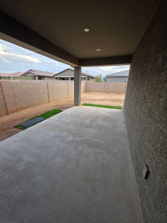 Building Photo - Great family home in Red Rock