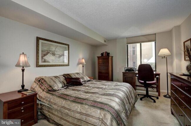 Building Photo - 7401 Westlake Terrace