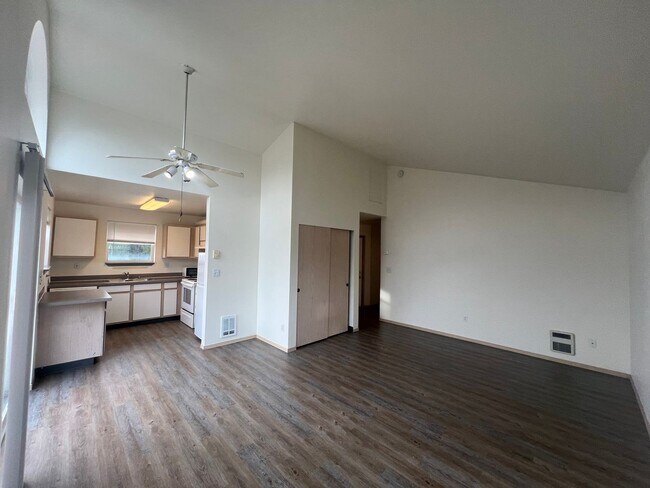 Building Photo - 2 Bed, 1 Bath 2nd Floor Unit in Lettered Streets District