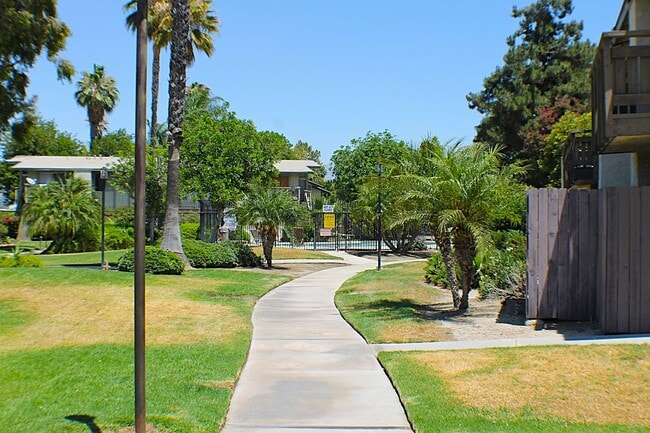 Building Photo - 1 bedroom Meadow Lane Condo available for ...