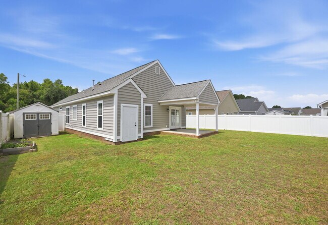 Building Photo - 2517 Sawgrass Dr