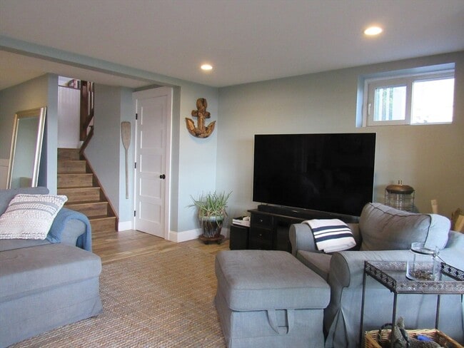 Building Photo - 37 River Rd