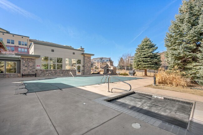 Building Photo - Charming 2 Bed, 2 Bath Top-Floor Condo with Great Sunrise Views