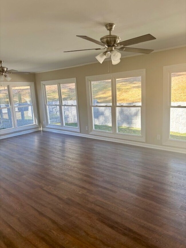 Building Photo - Renovated Hammond Hills Gem