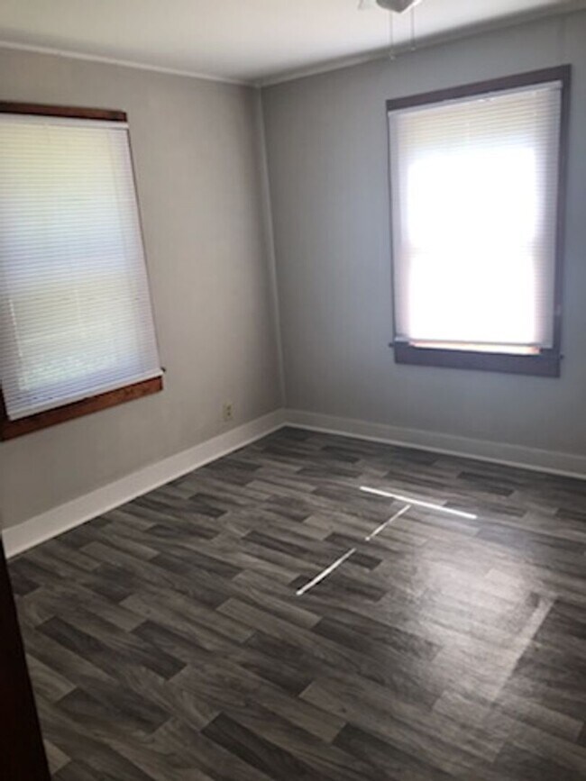 Building Photo - COMING SOON! 3 Bed House