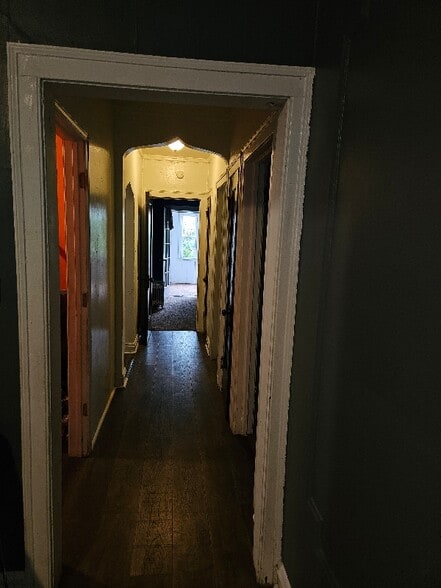 Building Photo - 8119 S Vernon Ave