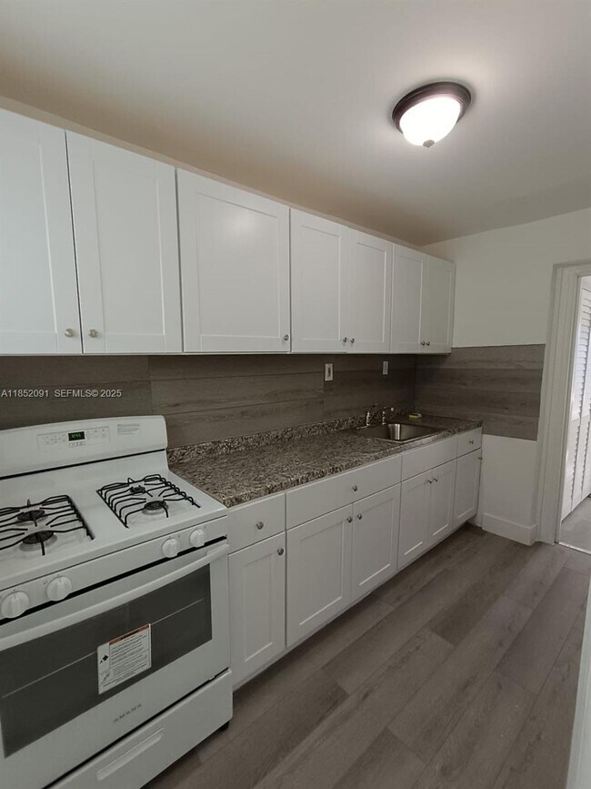 Building Photo - 1857 SW 4th St