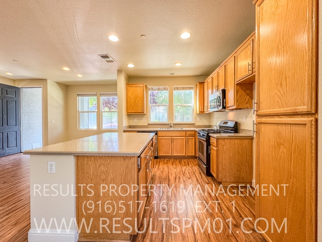 Building Photo - 3 bedroom Lincoln Home in Gated Community
