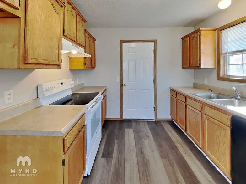 Building Photo - 539 N Century Ave