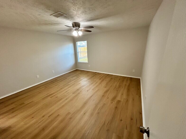 Master Bedroom - 16782 Fallen Timbers Dr