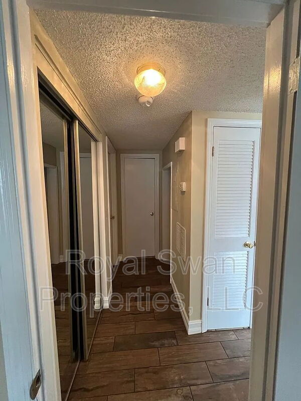 Building Photo - 1920 E Edgewood Dr