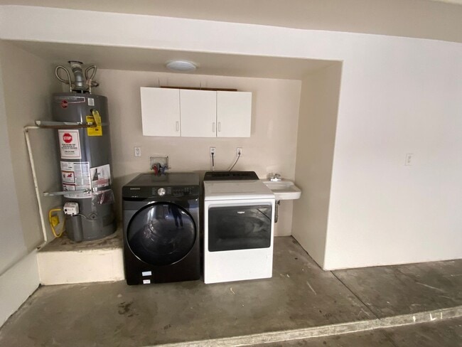 Building Photo - Spacious 4 Bed, 3 Bath Townhouse in Torrance $3,850