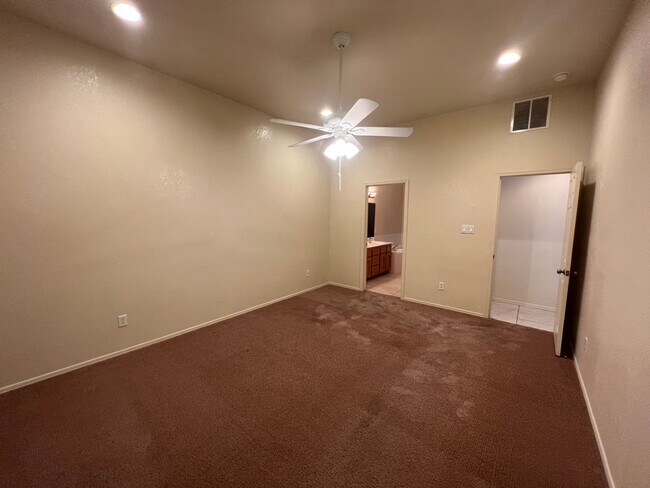 Building Photo - 4 BED POOL HOME!