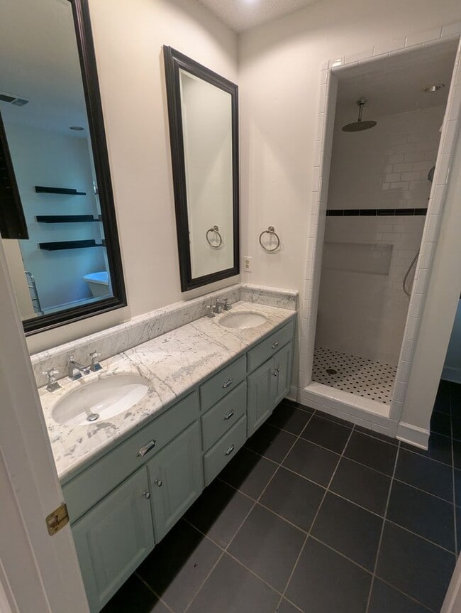 Building Photo - Fabulous 5 Bedroom Home in North River