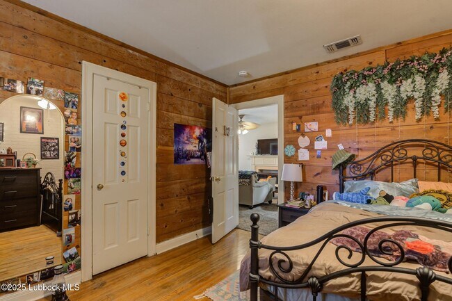 Building Photo - Charming & Unique 4 Bedroom