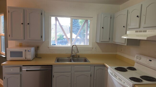 Building Photo - Tri-level home near Ft. Carson!!!