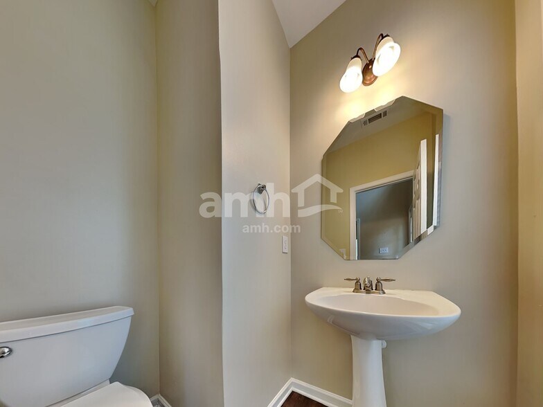 Building Photo - 122 Tilton Dr