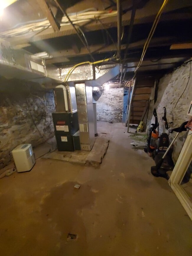 Building Photo - Spacious 3 Bedroom 1.5 Bath Brick Home