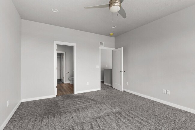 Building Photo - 721 E Zekes Ct