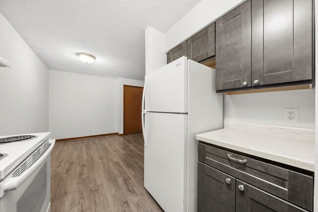 Building Photo - 609 E 3rd St