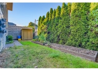 House Garden - 1223 NE Schuyler St