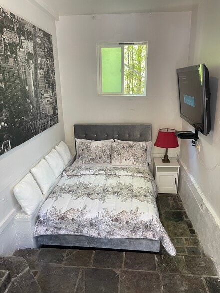 Building Photo - 2366 Nichols Canyon Rd