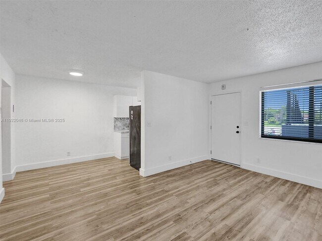 Building Photo - 114 SE 8th St