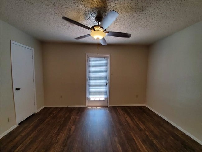 Building Photo - 215 Roberts Cir