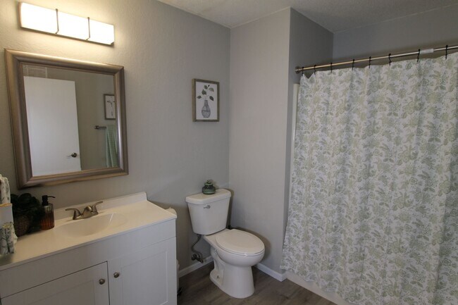 Building Photo - Spacious first floor one bedroom with mode...
