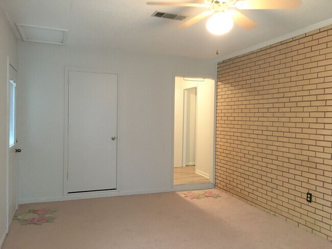 Building Photo - Charming 3 Bedroom, 2 Bath with Sunroom