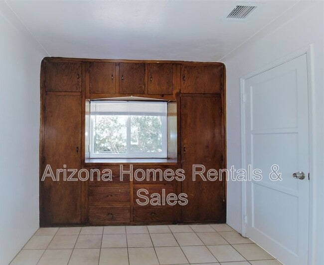 Building Photo - 3545 N Country Club Rd