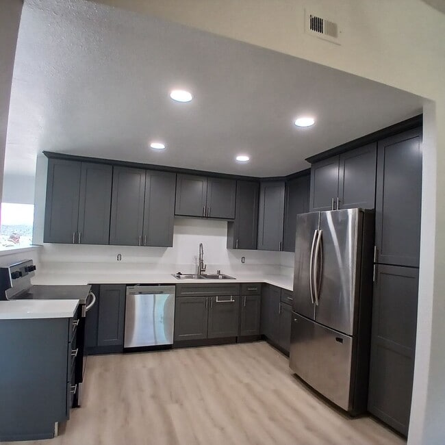 Building Photo - Spring Valley View Home