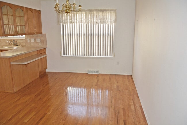 Building Photo - Town Home