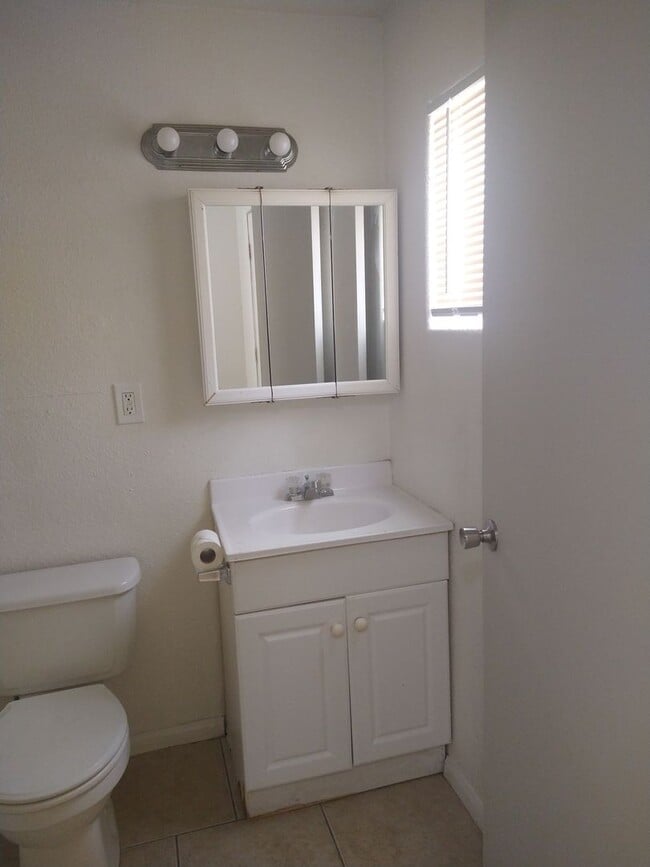 Building Photo - Nice and Quite 1 bedroom 1 bath with Bonus room