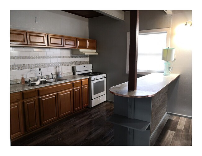 Gas range - 1502 12th Ave S