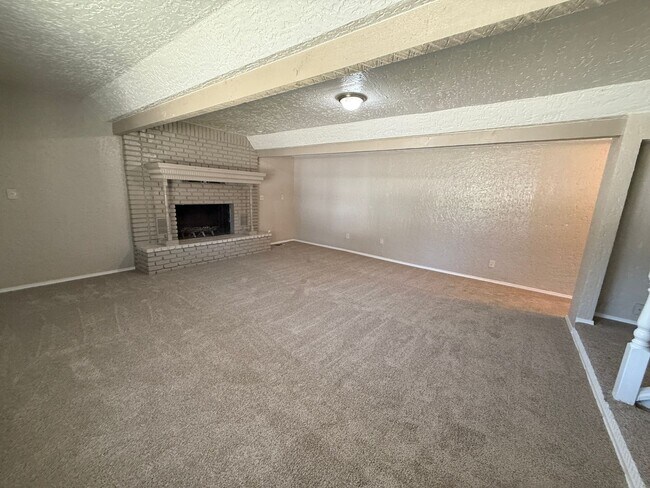 Building Photo - Huge 4 Bedroom in West Tulsa